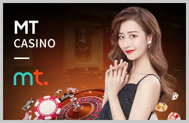 Nhân viên hỗ trợ khách hàng điền biểu mẫu